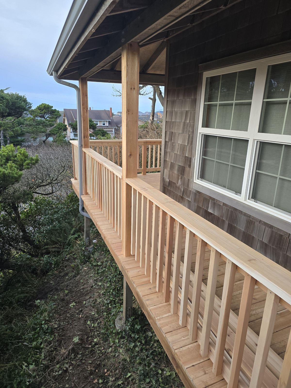 Cedar deck with horizontal slat railings