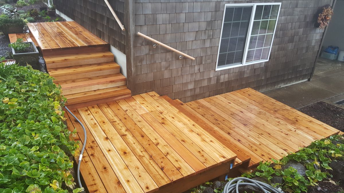 Ground-level deck platform for outdoor living